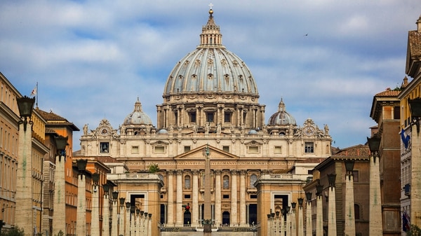 Las investigaciones sobre diferencias en el desempeño económico de los fieles de las diferentes ramas del cristianismo son ya una tradición. En la foto la Basílica de San Pedro en Roma (Archivo)