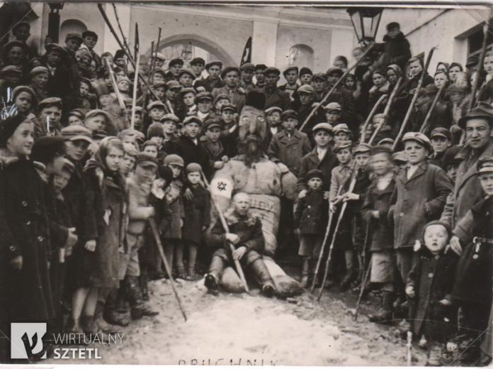 Hanging-the-Judas-puppet-on-Holy-Week-probably-not-earlier-than-1941 (1)