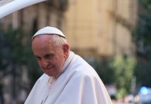 10 años de Francisco: “Con su papado, la Iglesia católica romana se ha vuelto más ‘católica’ que nunca en su larga historia” Francisco durante una visita oficial en Nápoles